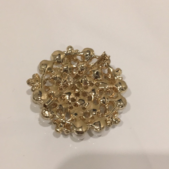 FASHION JEWELRY Women’s Pearl Brooch - Picture 3 of 4